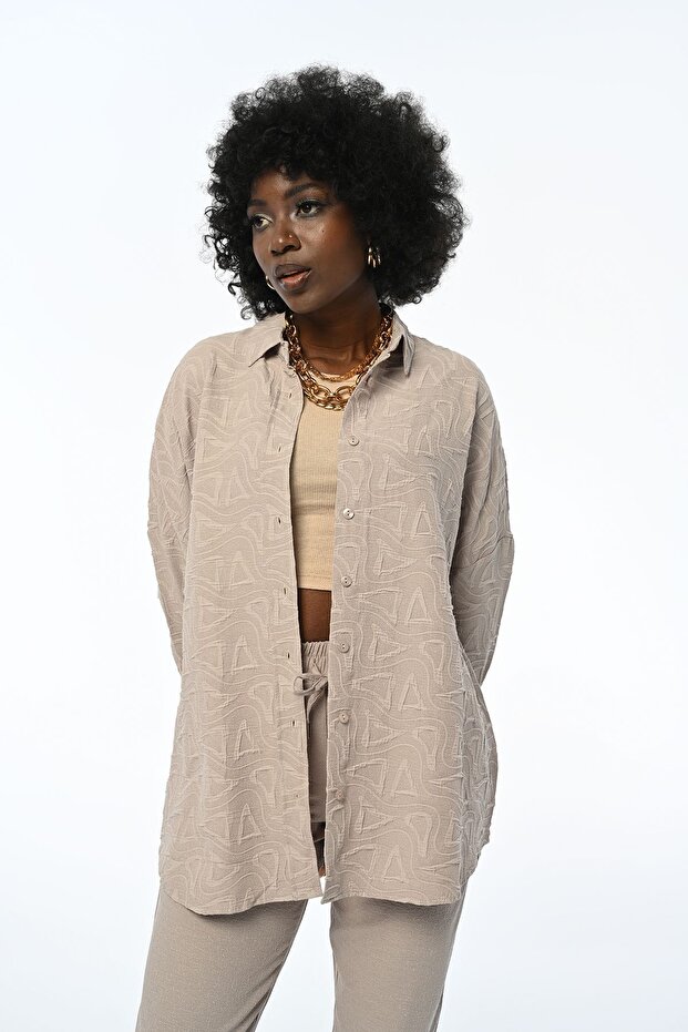 WOMEN'S EMBOSSED GEOMETRIC PATTERNED OVERSIZE SHIRT
