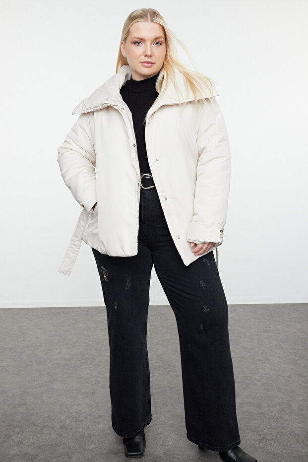 Płaszcz o regularnym kroju w kolorze ecru – szeroki kołnierz i wiązanie w talii TBBAW25AW00006 - 2