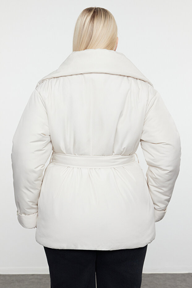 Płaszcz o regularnym kroju w kolorze ecru – szeroki kołnierz i wiązanie w talii TBBAW25AW00006 - 5