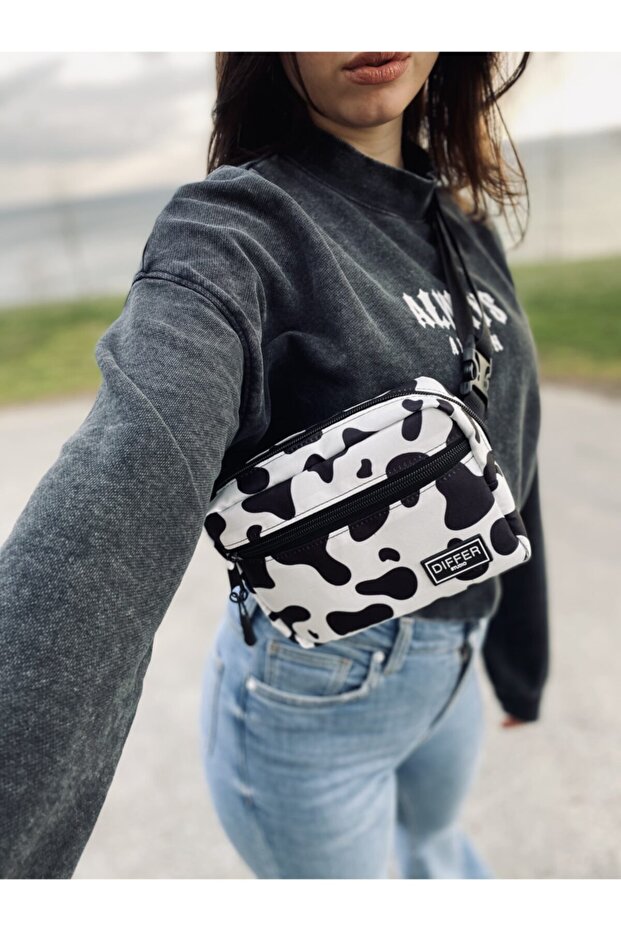 حقيبة كتف منقوشة على شكل بقرة - 1