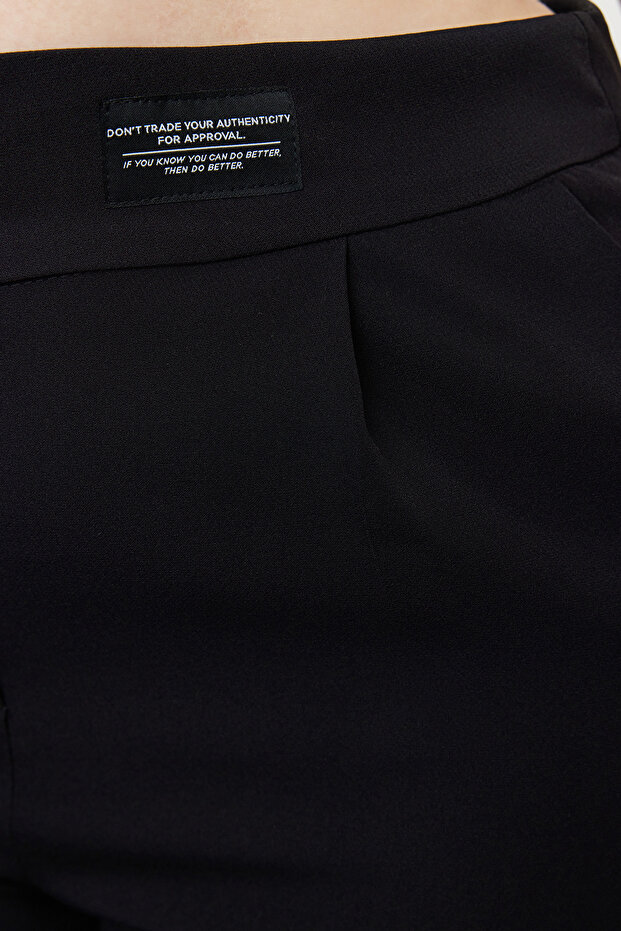 Siyah Wide Leg/Geniş Paça Etiketli Büyük Beden Dokuma Kumaş Pantolon TBBSS24AR00041 - 4