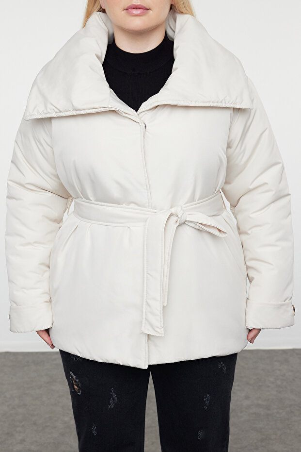 Płaszcz o regularnym kroju w kolorze ecru – szeroki kołnierz i wiązanie w talii TBBAW25AW00006 - 3