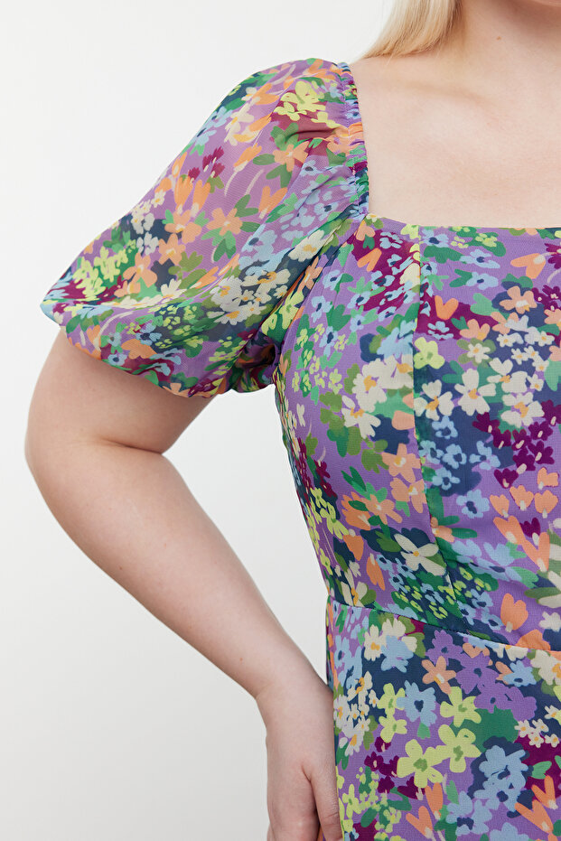 Rózsaszín virágmintás nagy méretű ruha négyzet alakú gallérral és ballonujj részlettel - TBBSS24AH00189 - 4