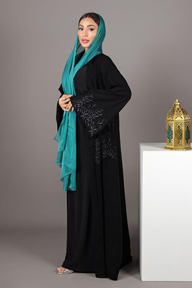 فراشة مطرزة باللون الأسود - 2