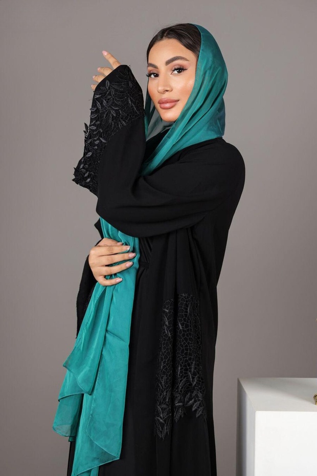 فراشة مطرزة باللون الأسود - 1