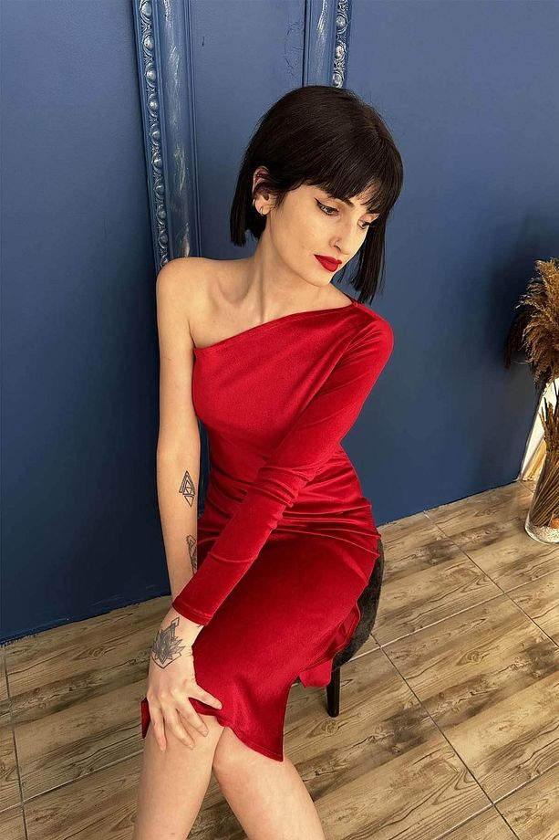 Kırmızı Tek Omuz Iki Yanı Yırtmaçlı Tango Elbisesi - 4
