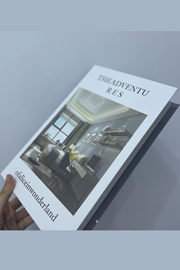 1300 كتاب مغامرات في صندوق ديكور