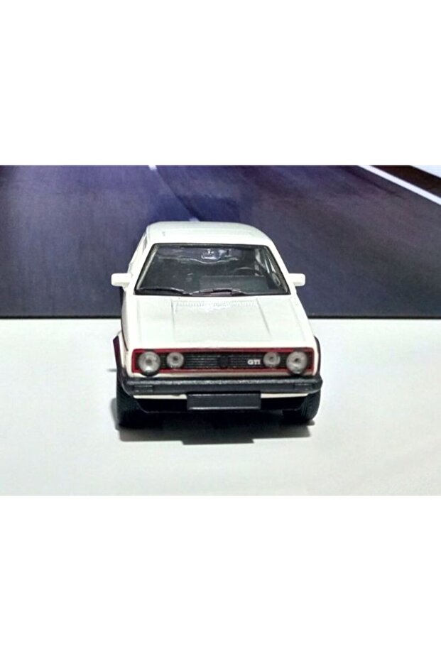 1:36 فولكس واجن جولف GTI باللون الأبيض