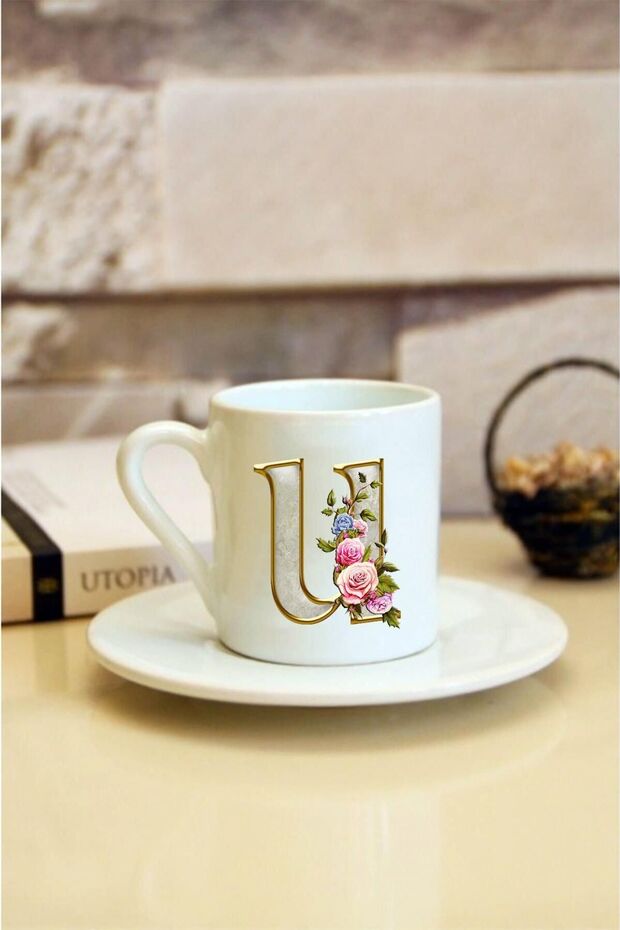 كوب قهوة تركي أبيض مطبوع عليه حرف U