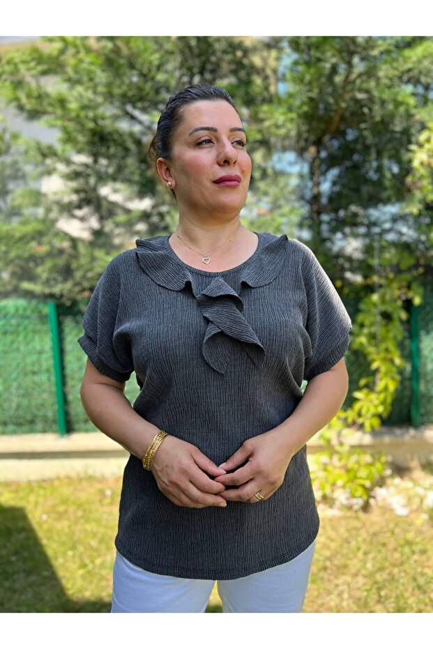 بلوزة بياقة مكشكشة من أنثراسايت مقاس كبير