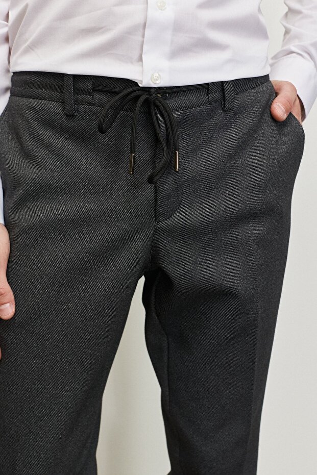 Antracytowy garnitur męski typu slim fit z jaskółczym kołnierzem i ukośnym wzorzystym wzorem - 5