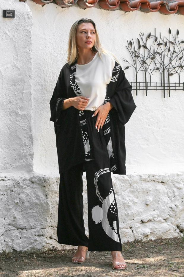 طقم كاجوال أسود بأكمام طويلة ومطبوع ومقاس كبير وخصر مطاطي وواسع الساق مكون من ثلاث قطع