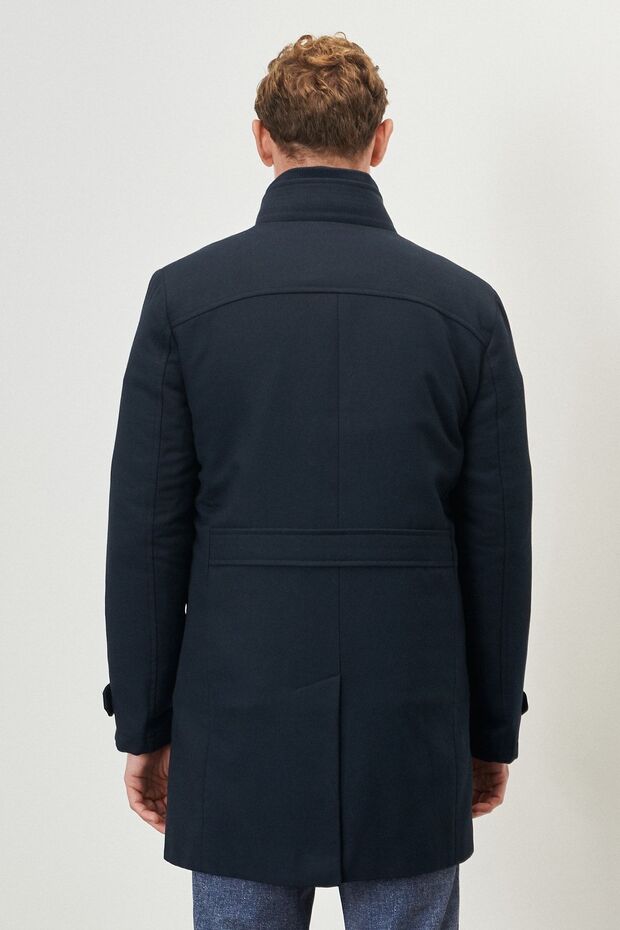 Męski płaszcz wełniany w kolorze granatowym, o standardowym kroju, ze stójką i mankietami - 5