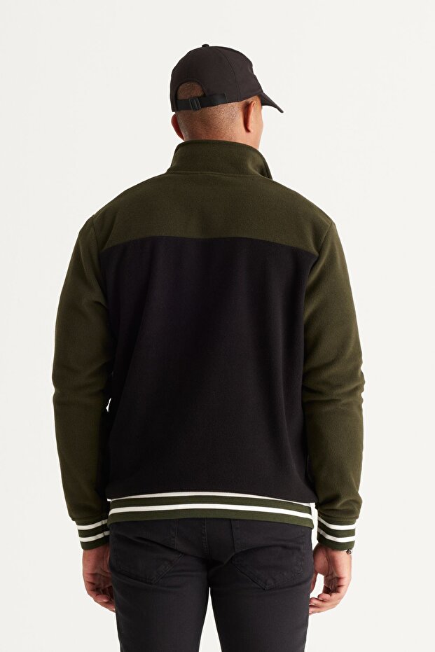 Férfi khaki-fekete normál szabású, normál szabású, álló, bato gallérral mintás polár pulóver - 5