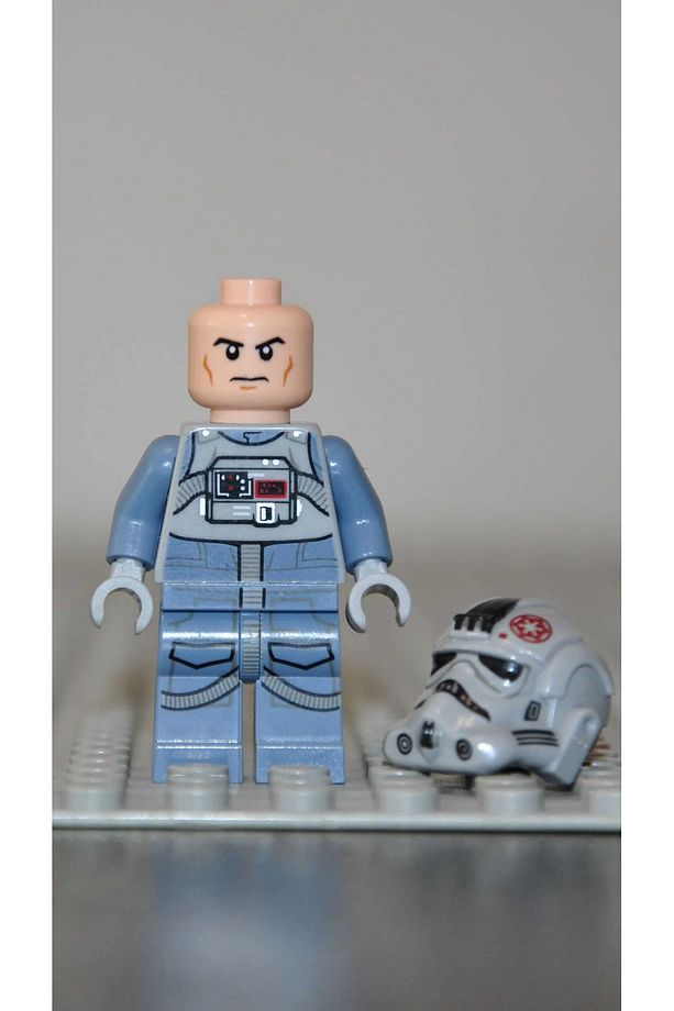 AT-AT Driver, Koyu Kırmızı İmparator Logolu Minifigür - 1