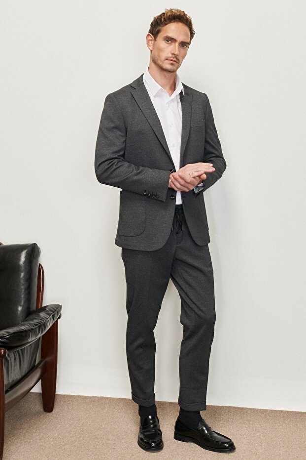 Antracytowy garnitur męski typu slim fit z jaskółczym kołnierzem i ukośnym wzorzystym wzorem - 7