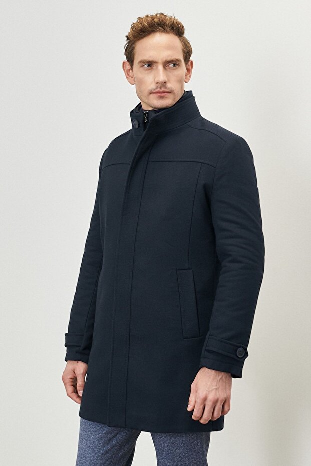 Męski płaszcz wełniany w kolorze granatowym, o standardowym kroju, ze stójką i mankietami - 3