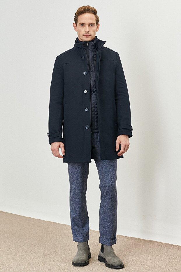 Męski płaszcz wełniany w kolorze granatowym, o standardowym kroju, ze stójką i mankietami - 2