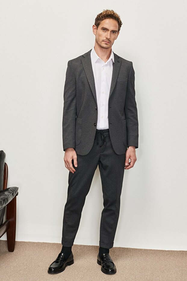 Antracytowy garnitur męski typu slim fit z jaskółczym kołnierzem i ukośnym wzorzystym wzorem - 3