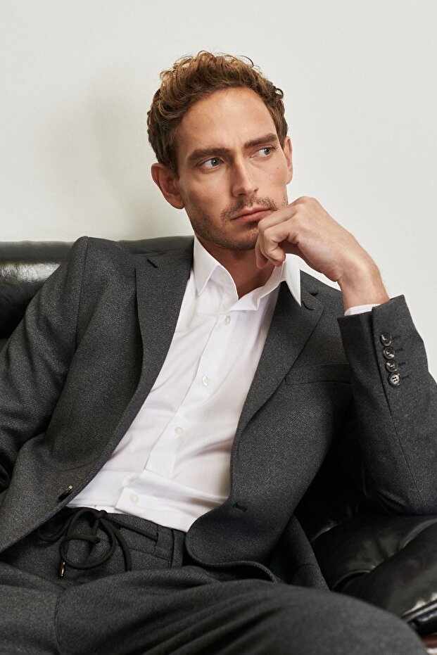 Antracytowy garnitur męski typu slim fit z jaskółczym kołnierzem i ukośnym wzorzystym wzorem - 4