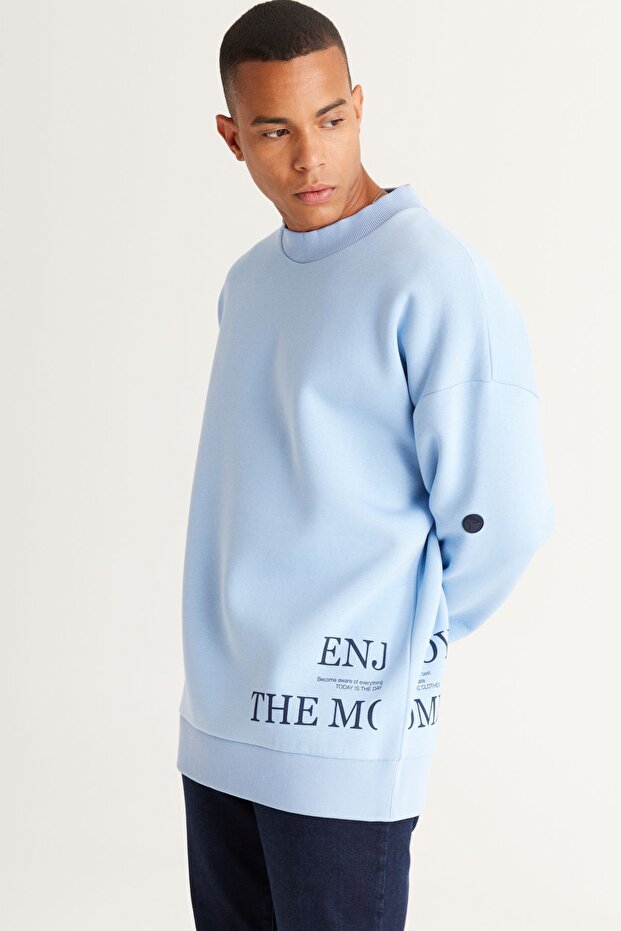 Férfi világoskék túlméretezett, laza szabású, 3 szálas pamut nyomott pulóver, belül polár - 2