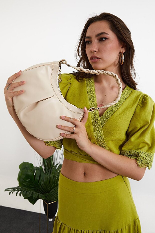 Pileli Sapı Örgülü Bej Baget Çanta - 5