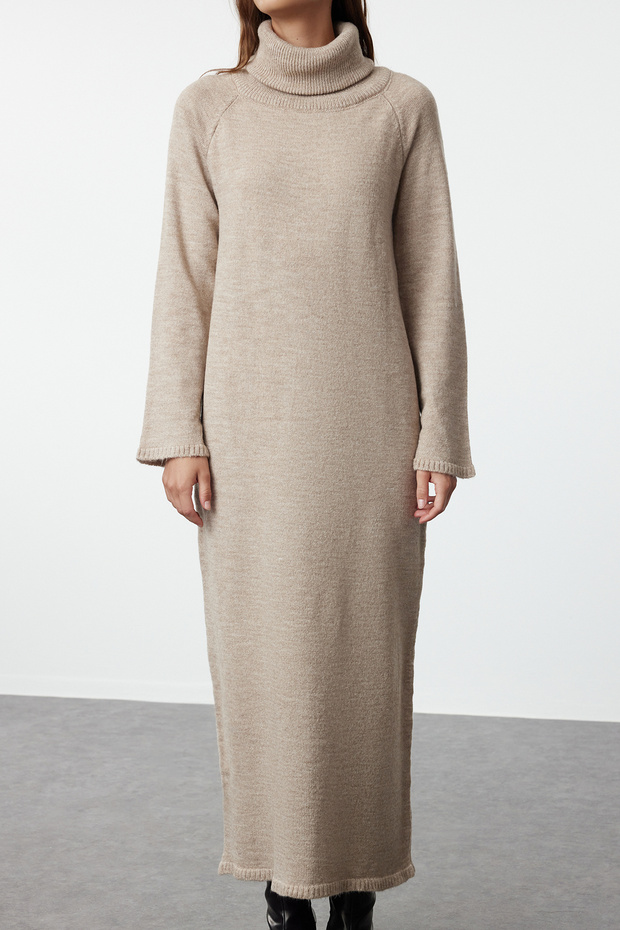 Rollkragen-Strickkleid in Hellbraun – lang und mit weicher Textur TCTAW25EB00009 - 4