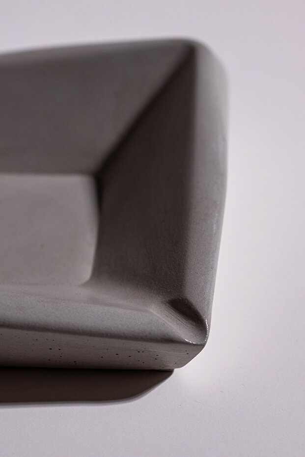 منفضة سجائر خرسانية صغيرة مزخرفة باللون الرمادي - 2