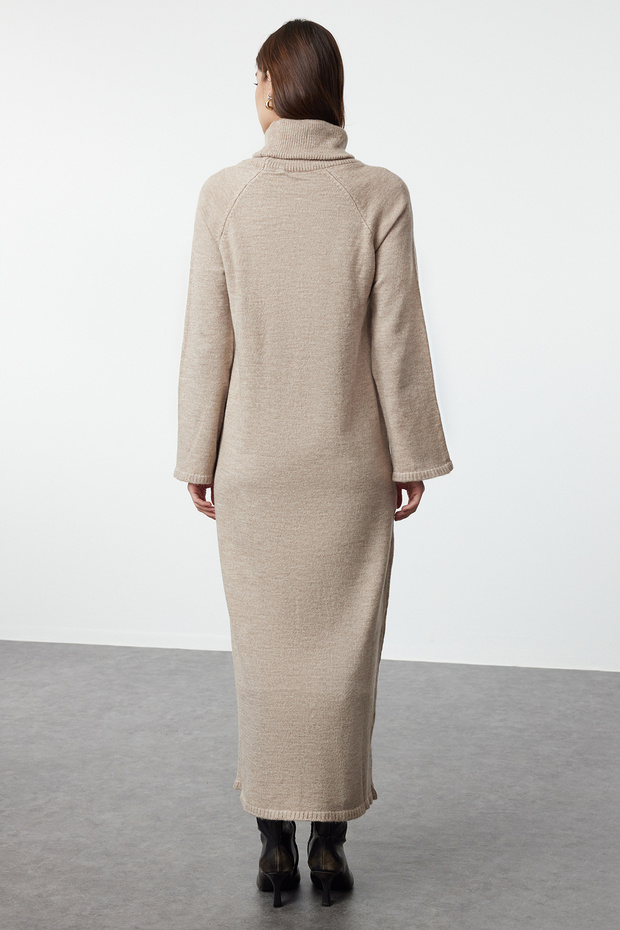 Rollkragen-Strickkleid in Hellbraun – lang und mit weicher Textur TCTAW25EB00009 - 5