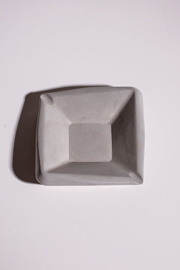 منفضة سجائر خرسانية صغيرة مزخرفة باللون الرمادي - 3