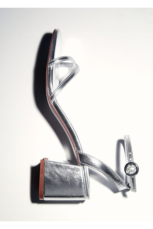 Metalik bantlı sandalet - 4