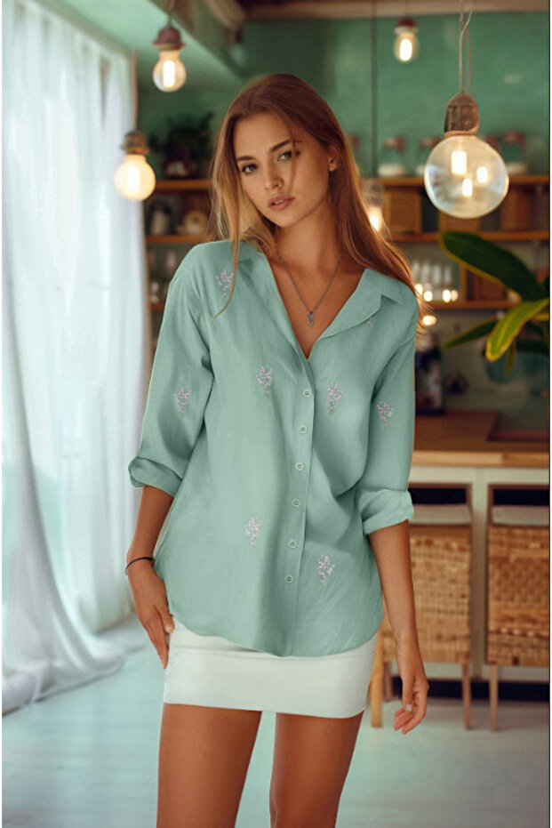 Haki Çiçek Nakış Detaylı Pamuklu Oversize Geniş Kesim Dokuma Gömlek TWOSS22GO0246 - 1