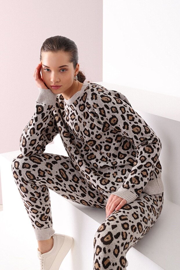 Women's Beige Brown Leopard Patterned Crew Neck Cashmere Knitwear Sweater