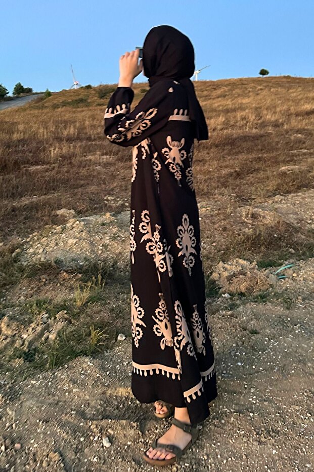 فستان نسائي من الفيسكون بتصميم إسلامي، لون أسود وبيج، مزين بنقوش عرقية وياقة وأزرار