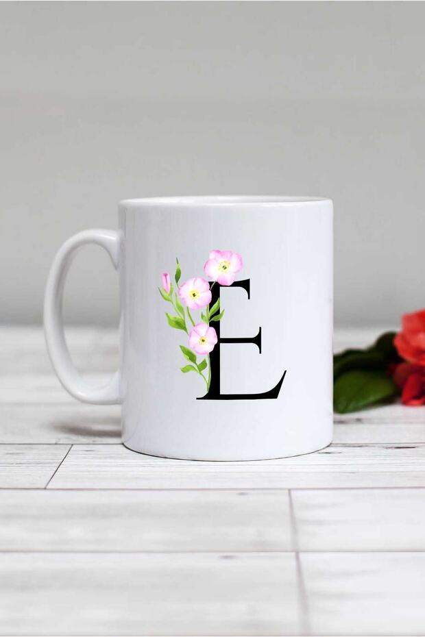 كوب زهور بحرف E باللون الأبيض