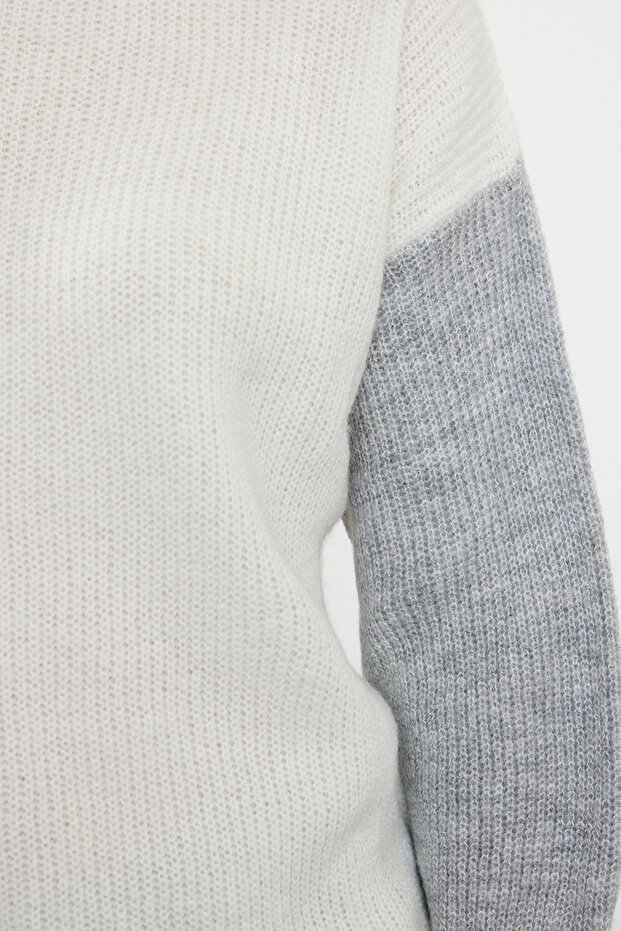 Sweter z dzianiny w szarym kolorze Thessaloniki - TCTAW25AK00004 - 4