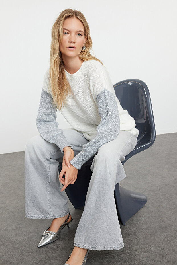 Sweter z dzianiny w szarym kolorze Thessaloniki - TCTAW25AK00004 - 1