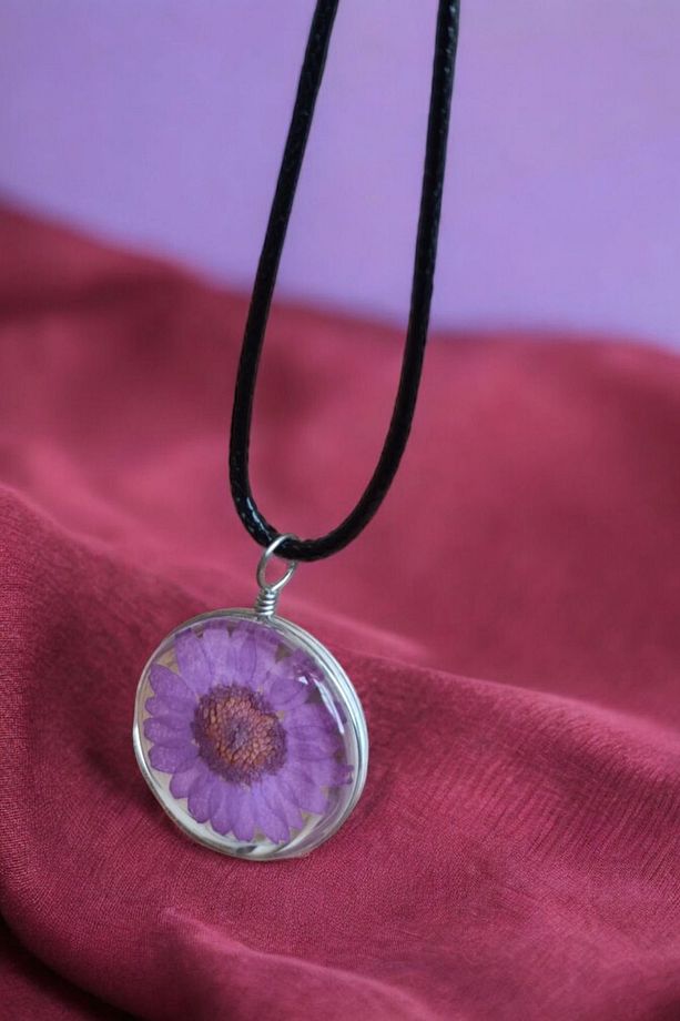 Epoksi Kolye Mor Menekşe Çiçek Model Deri Ipli Orijinal Sağlam ( 2 Adet Kolye ) - 8