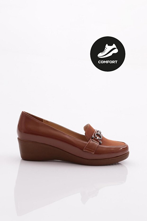 23072 Women's Front Metal Accessory Wedge Heeled Shoes Tan Patent Leather