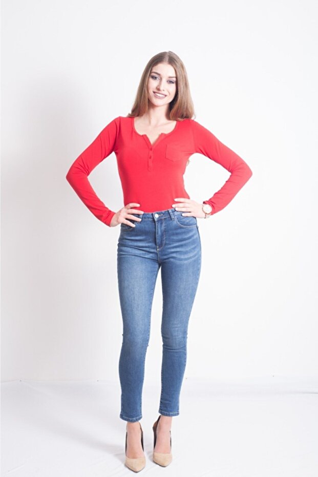 بلوزة ذات ياقة حمراء - 1
