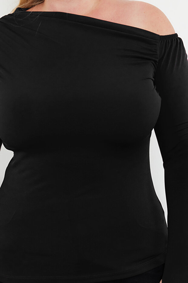 Siyah Büzgülü Tek Omuz Örme Büyük Beden Bluz TBBAW25AF00013 - 4
