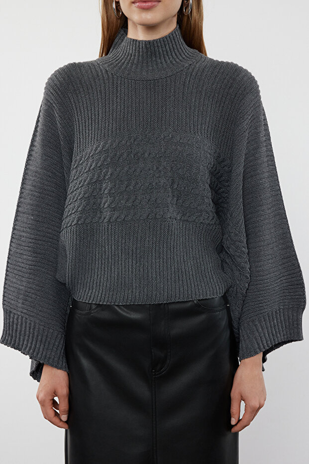Anthrazitfarbener Crop Basic Haarstrickpullover TWOAW25KZ00258 - 3