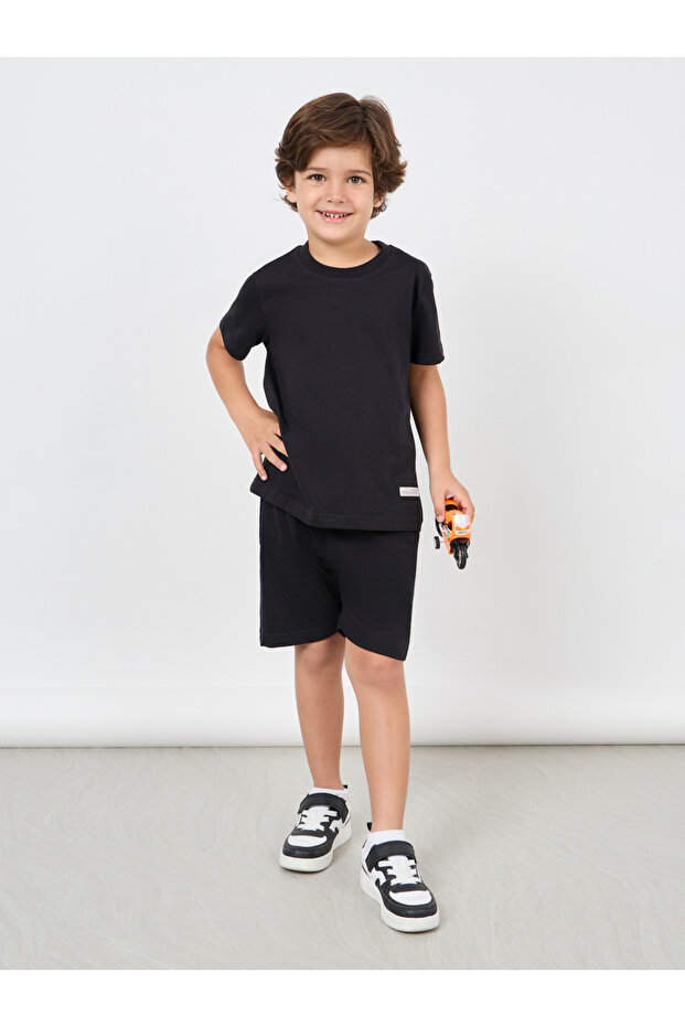 طقم بدلة رياضية وسروال قصير برقبة دائرية - 1