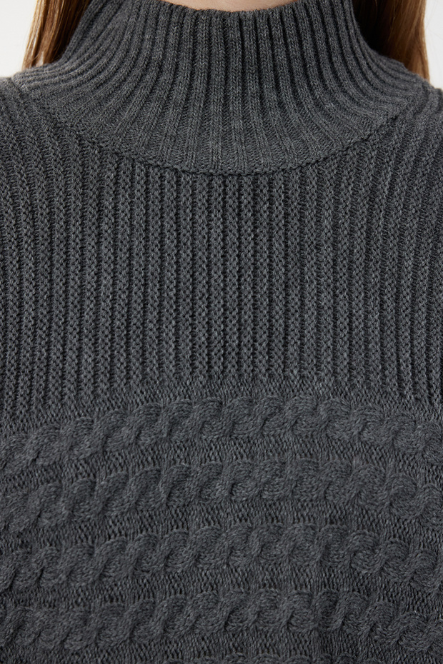 Anthrazitfarbener Crop Basic Haarstrickpullover TWOAW25KZ00258 - 4