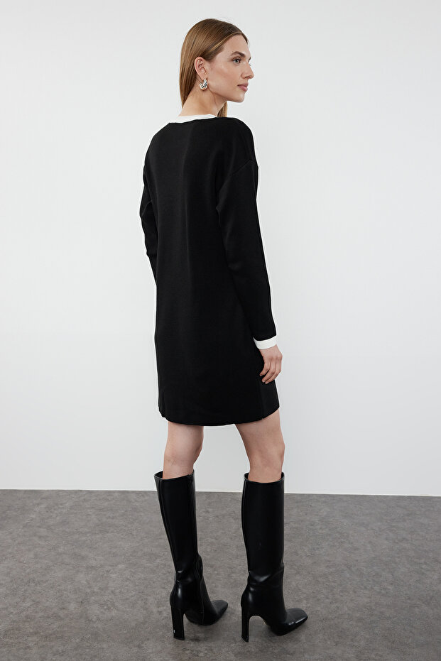 Schwarzes Mini-Strickkleid mit Farbblockdesign - TWOAW25EL00006 - 5