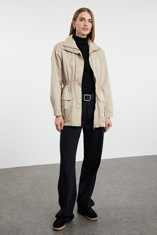 Beżowy, zapinany na suwak, oversize'owy płaszcz przeciwwiatrowy - elastyczny pas Twoaw25Mo00075 - 2