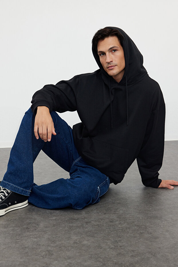 Siyah Oversize/Geniş Kesim Kapüşonlu İçi Polar/Sıcak Tutan Sweatshirt TMNAW23SW00195