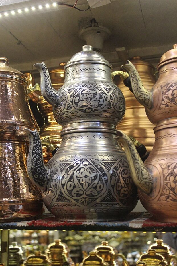 إبريق شاي نحاسي منحوت عتيق