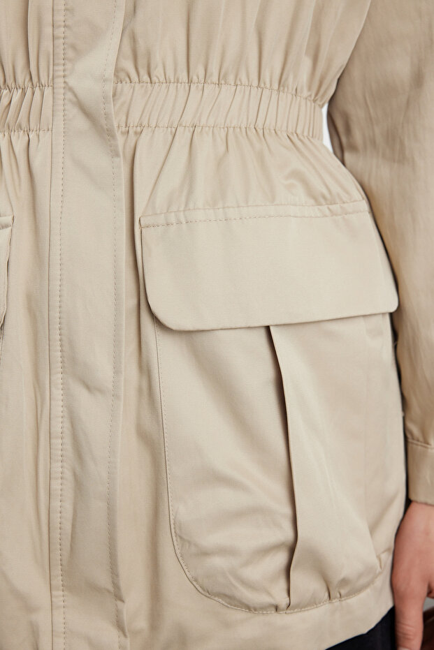 Beżowy, zapinany na suwak, oversize'owy płaszcz przeciwwiatrowy - elastyczny pas Twoaw25Mo00075 - 4