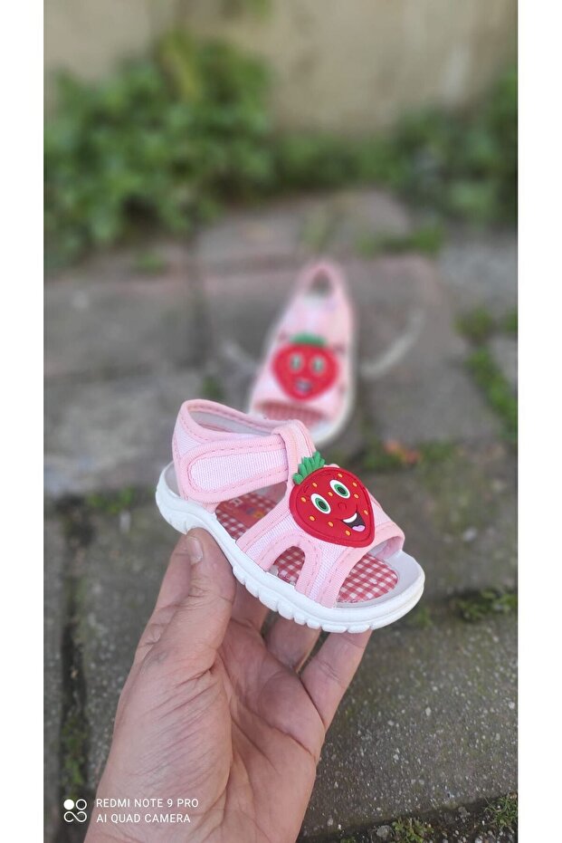 Kız çocuk gezer sandalet